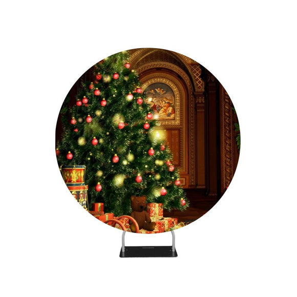 Heldere gouden ballen op een kerstboom van spar of spar met een snoer rijstlampjes als achtergrond, een cirkelvormige achtergrondstandaard