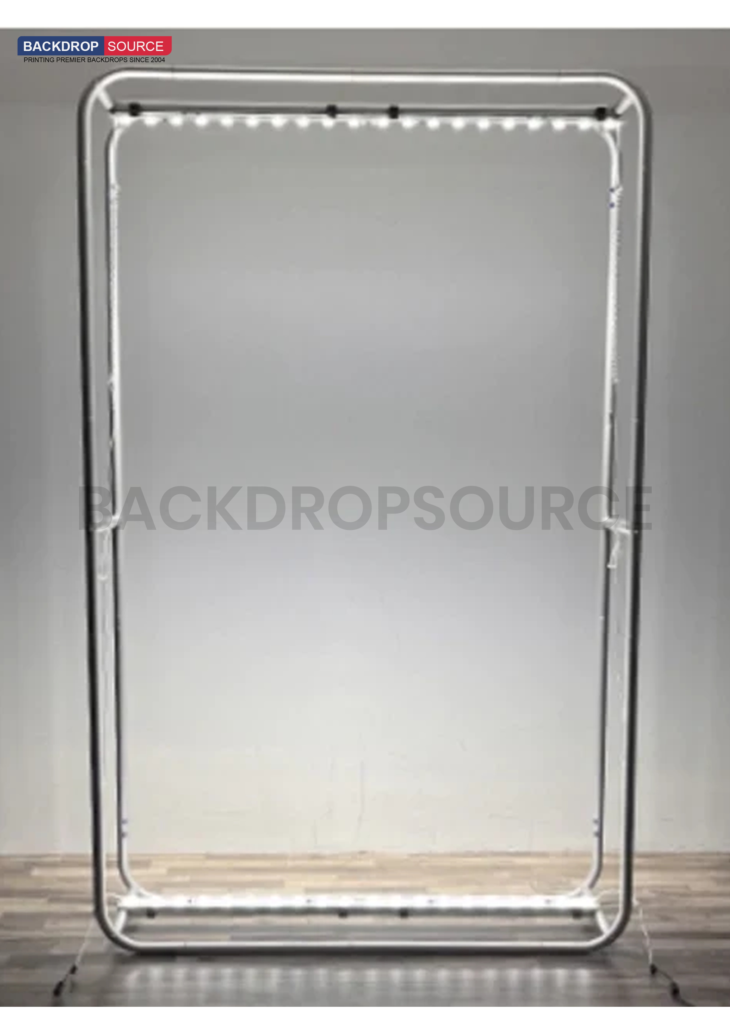L-vormige verlichte mediawandset met balies voor stands van 3 x 3 m.