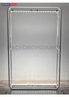 L-vormige verlichte mediawandset met balies voor stands van 3 x 3 m.